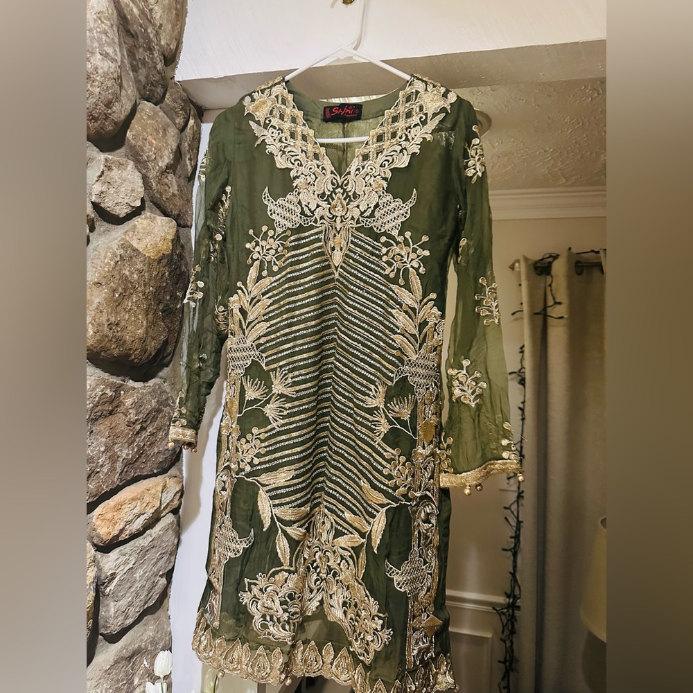 Pakistani formal 3 piece Green & Gold Embroidered Suit - Size S. - Picture 4 of 13